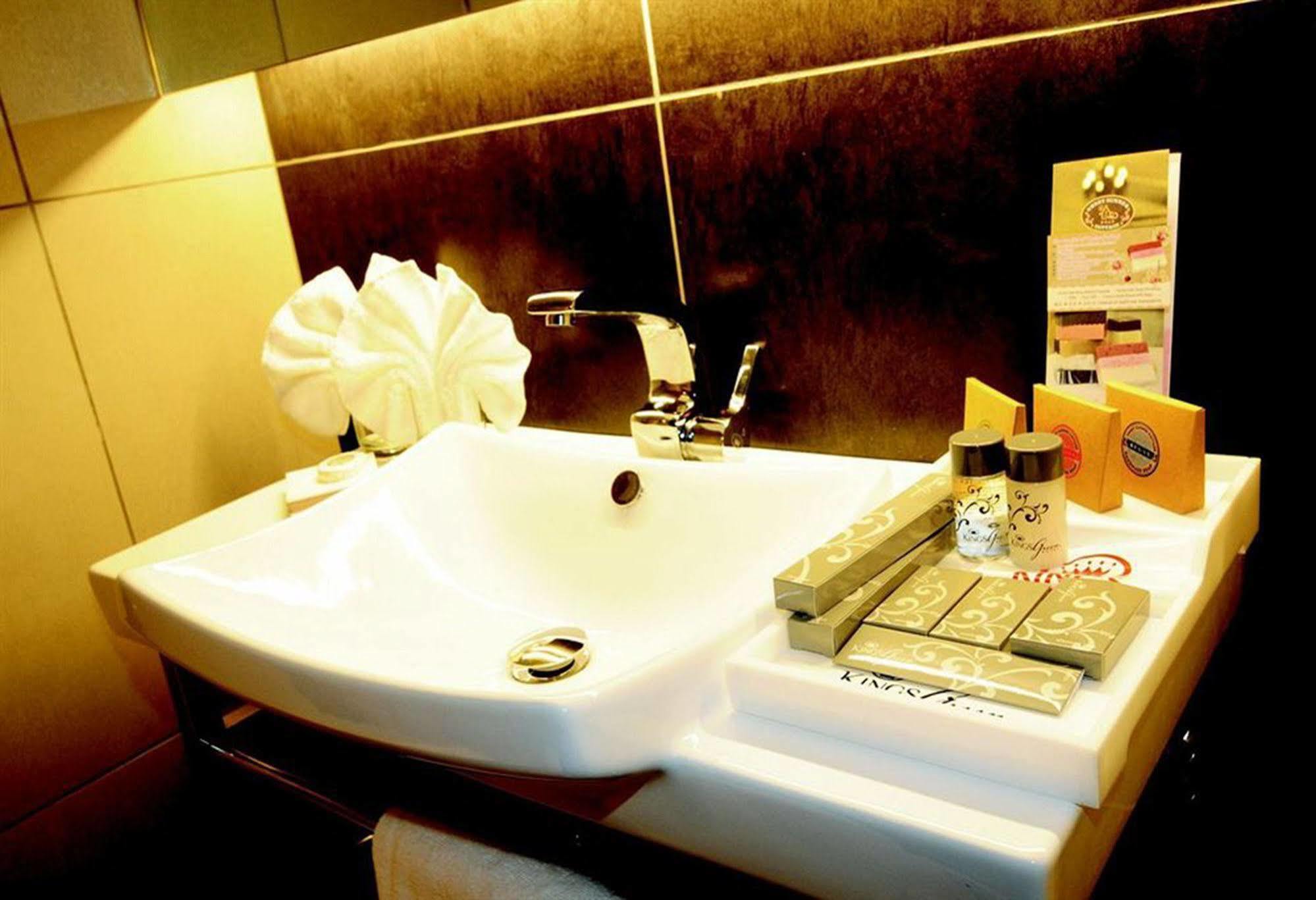 Kings Centre Hotel 4*